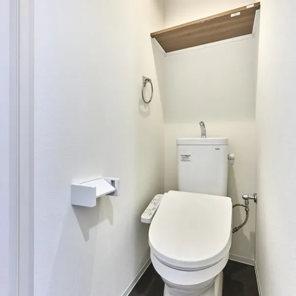 社宅あり仕事の寮に完備された清潔なトイレ設備の例